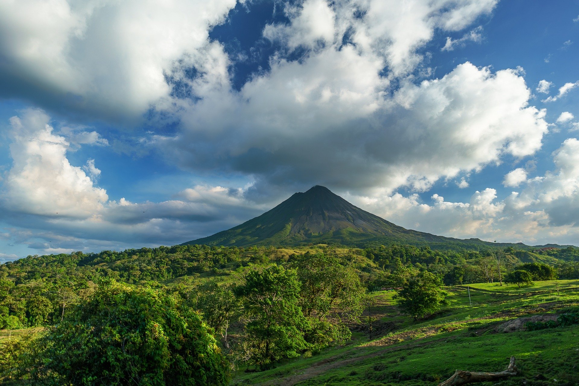 Best Costa Rican attractions, Arenal Volcano in San Carlos, Costa Rica